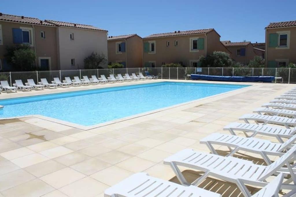 Gîte de charme entièrement rénové avec piscine collective dans Résidence Vacances en plein cœur des Alpilles, dans le village de Mouriès, à deux pas des commerces. LS1-362 ESTIAVO