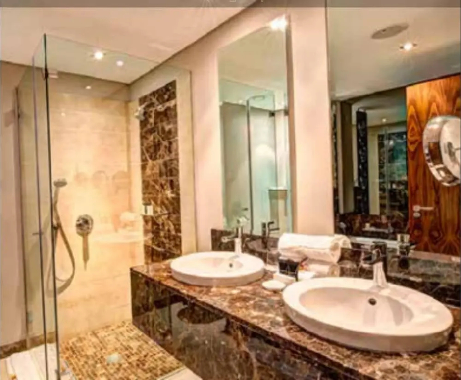 豪華雙人房，設有露台及景色，配有雙人床