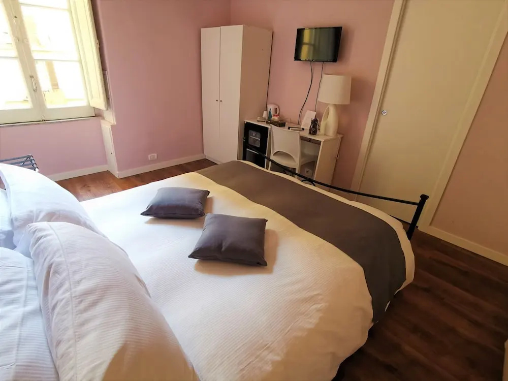 Deluxe Double room (full double bed)