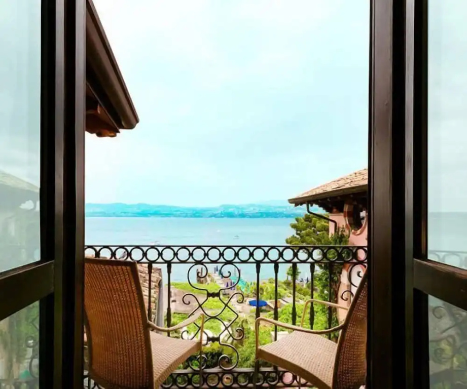 Standard Double room with lake view (full double bed)