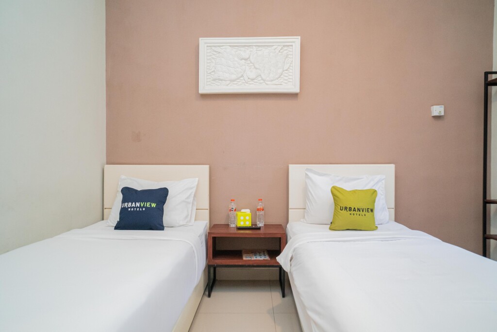 Двухместный номер Superior 2 отдельные кровати в Urbanview Hotel Bubusini Batu by RedDoorz