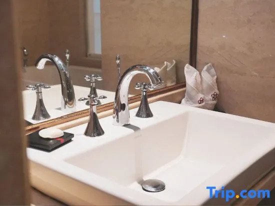 Двухместный номер Deluxe с видом на сад двуспальная кровать в Jinghai Hotel & Resort