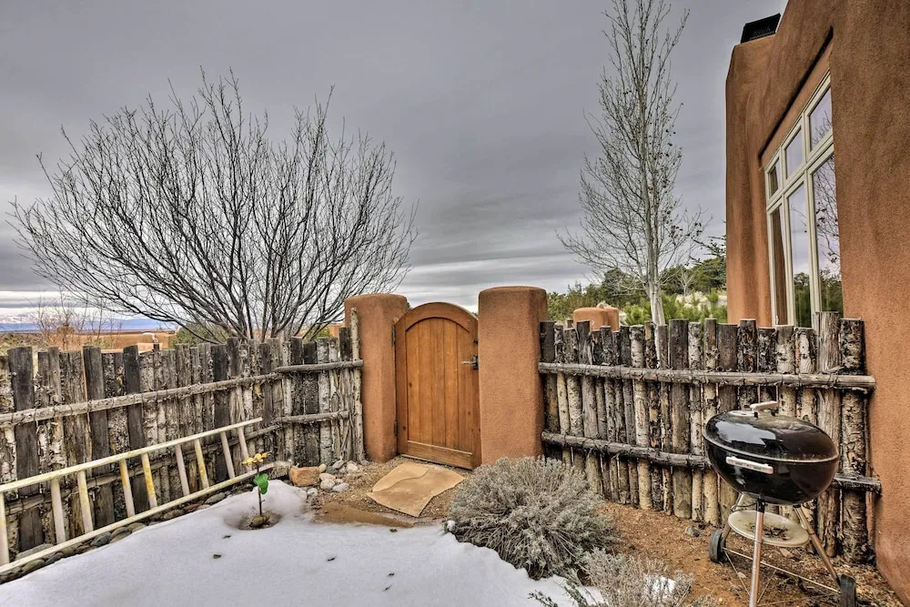 Adobe-style Home w/ Views < 5 Mi to Santa Fe Plaza