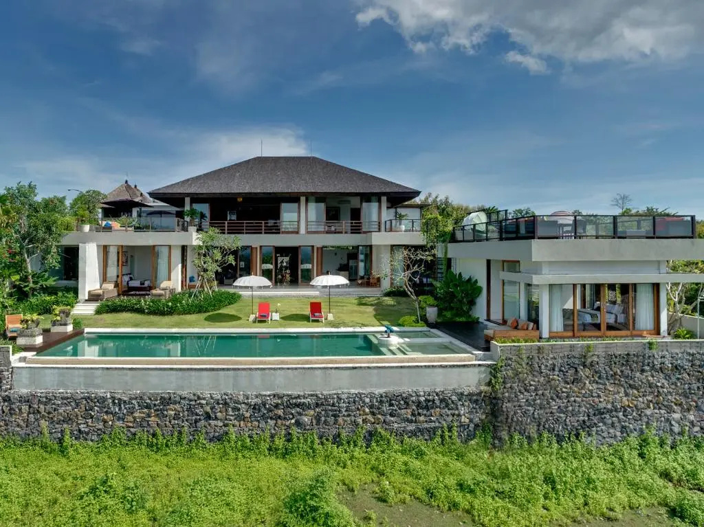 4 Bedrooms Villa