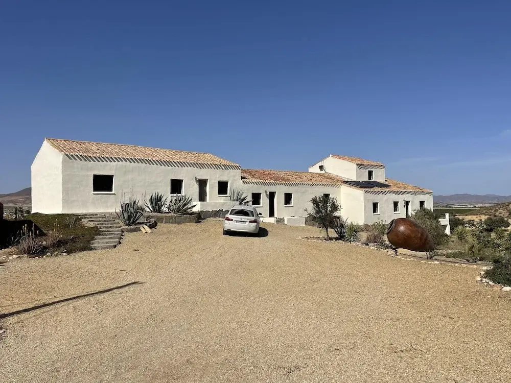 Miluna Oasis Suites - Sleeps4-pool-mountainview