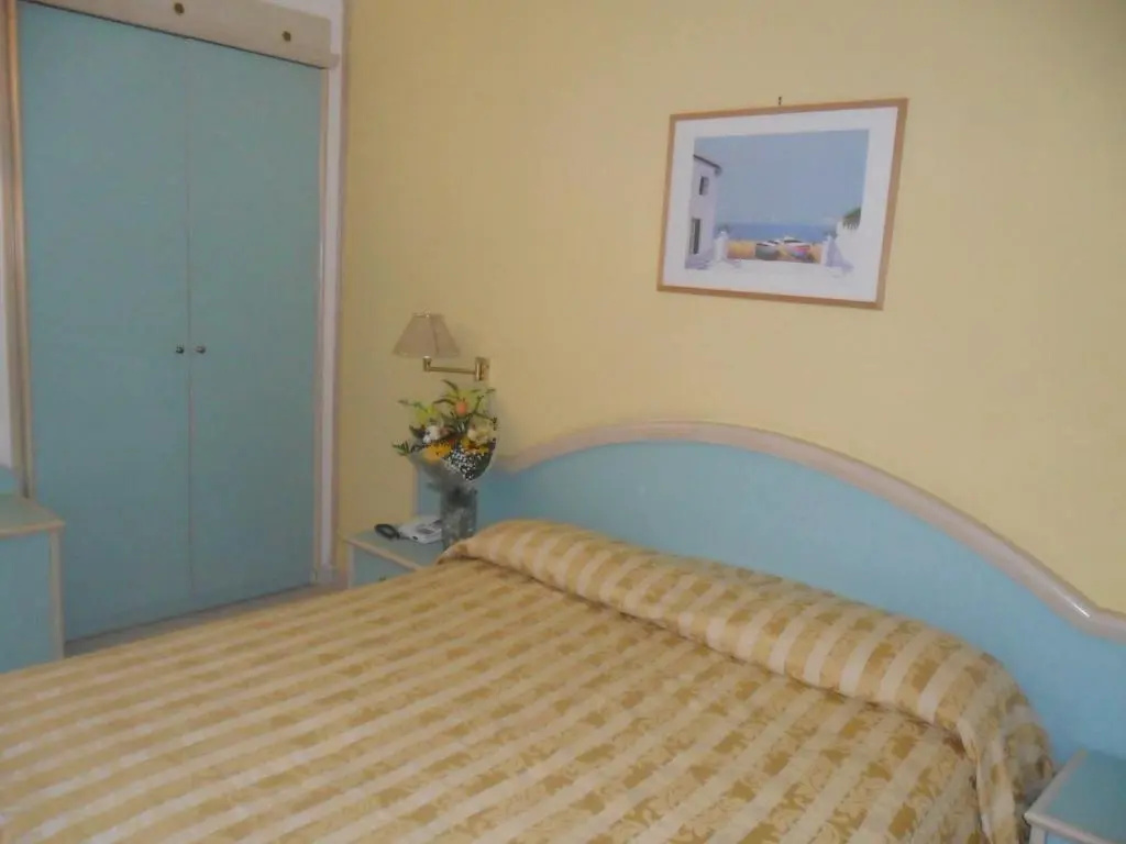 Standard Triple room with partial sea view