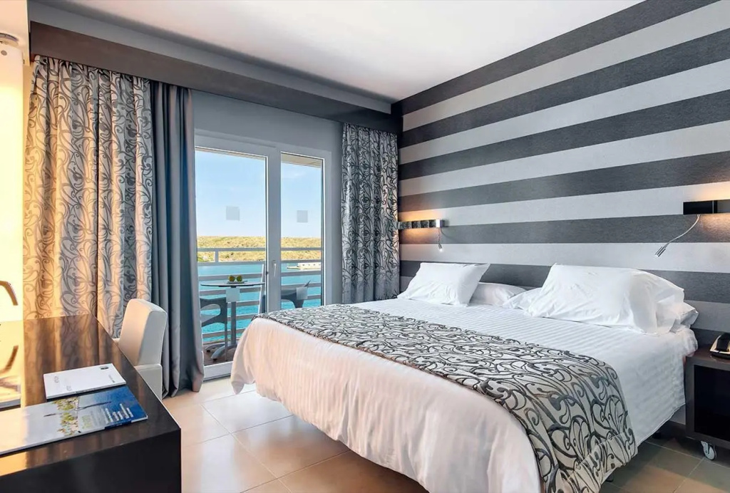 Superior Double room with sea view (full double bed)