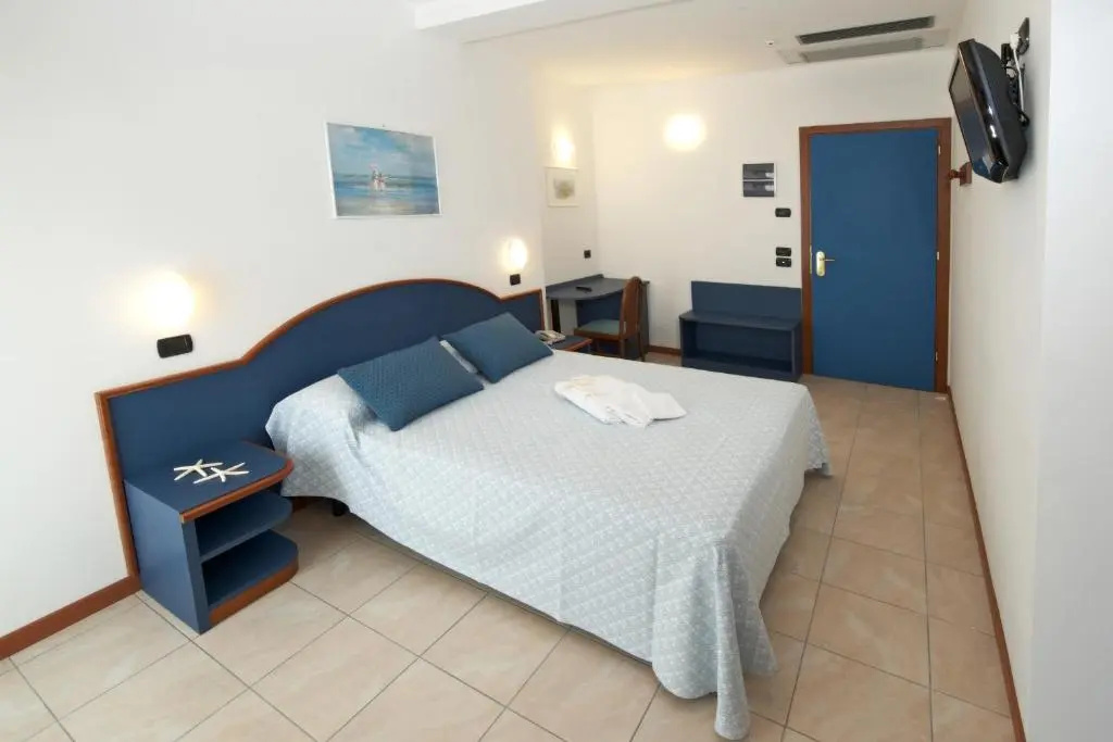Standard Double room with pool view (full double bed)