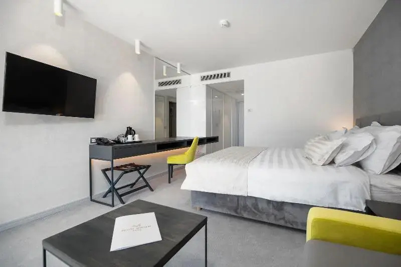Deluxe Double room with balcony and with partial ocean view (full double bed)