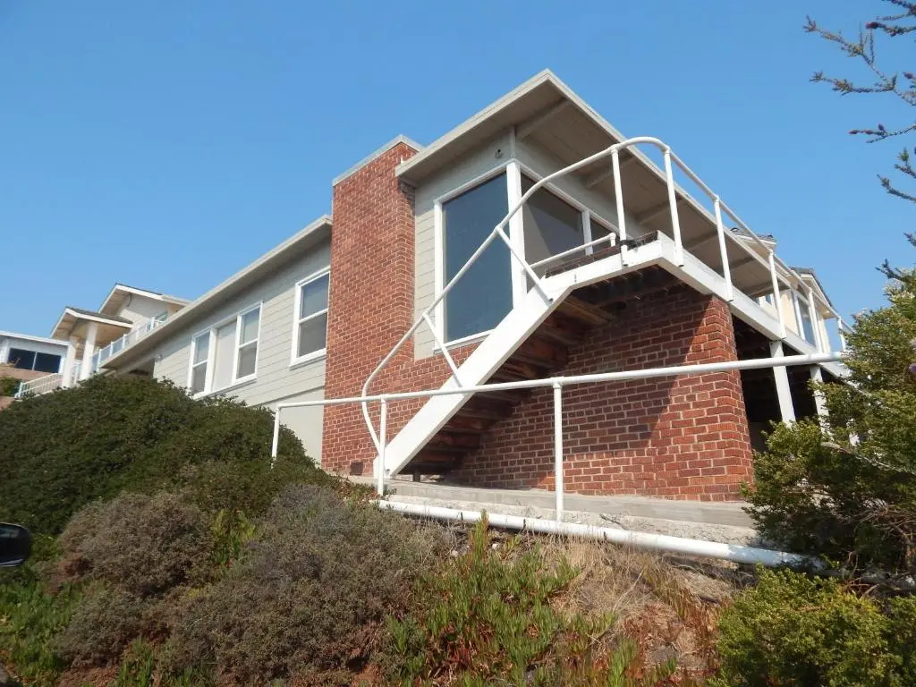 196 Front Street