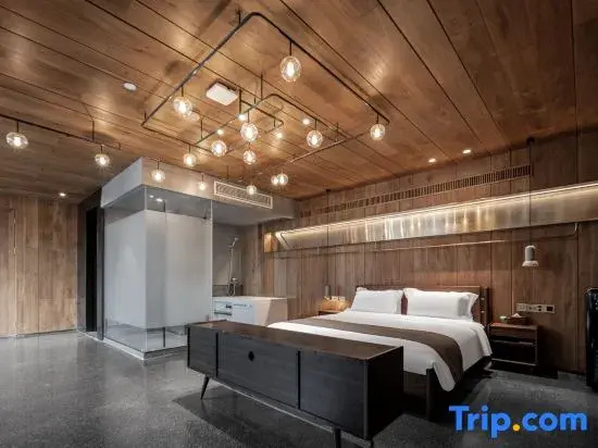 Standard Double room with street view (full double bed)
