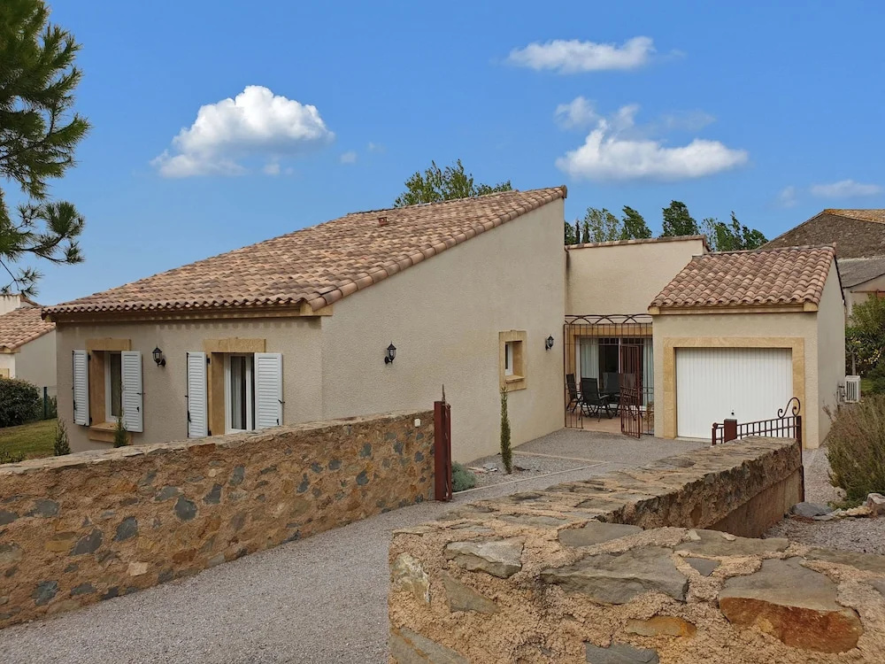 Villa with air-con, heated pool, jacuzzi, fenced garden and kids play equipment