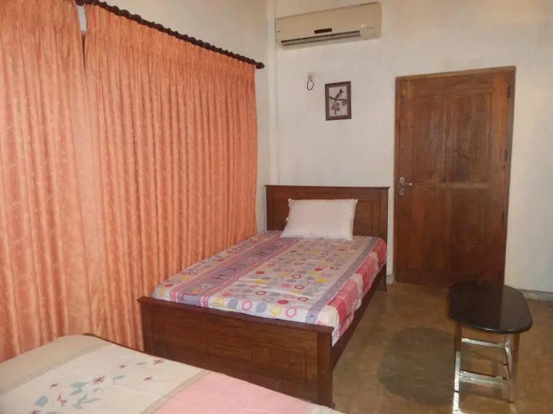 1 Bedroom Deluxe Double Suite full double bed