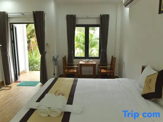 Deluxe Family room with pool view