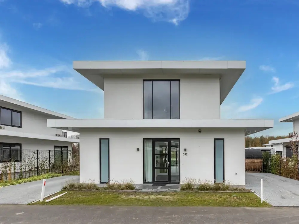 Brand new Luxury Villa on a Small-scale Park