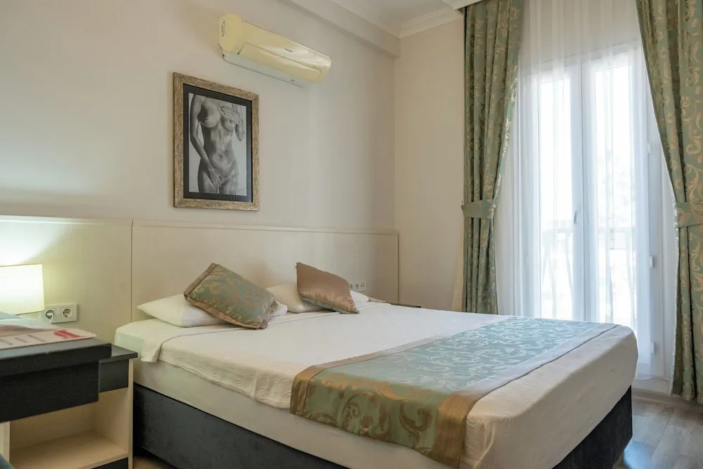 Standard Double room with balcony and with partial sea view (full double bed)