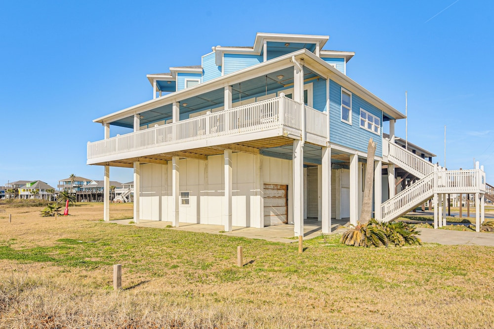 Steps to Sand: Spacious Crystal Beach Home w/ View