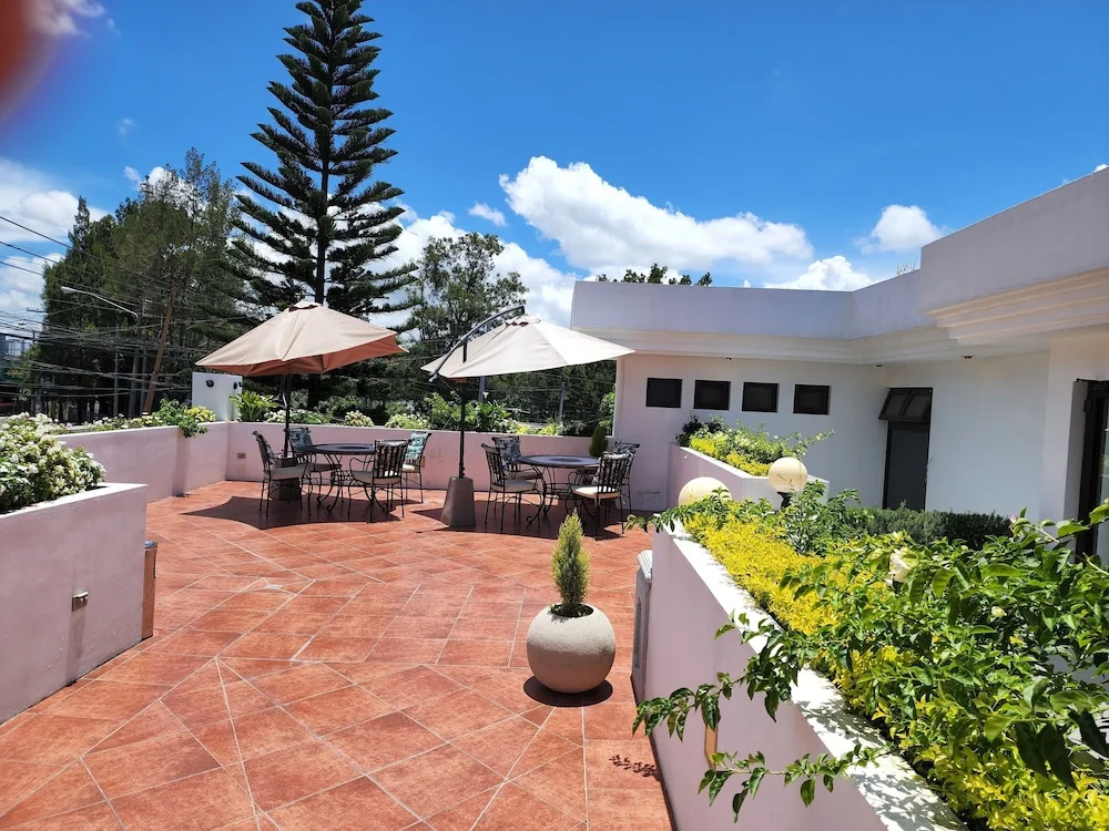 L Aurora Inn