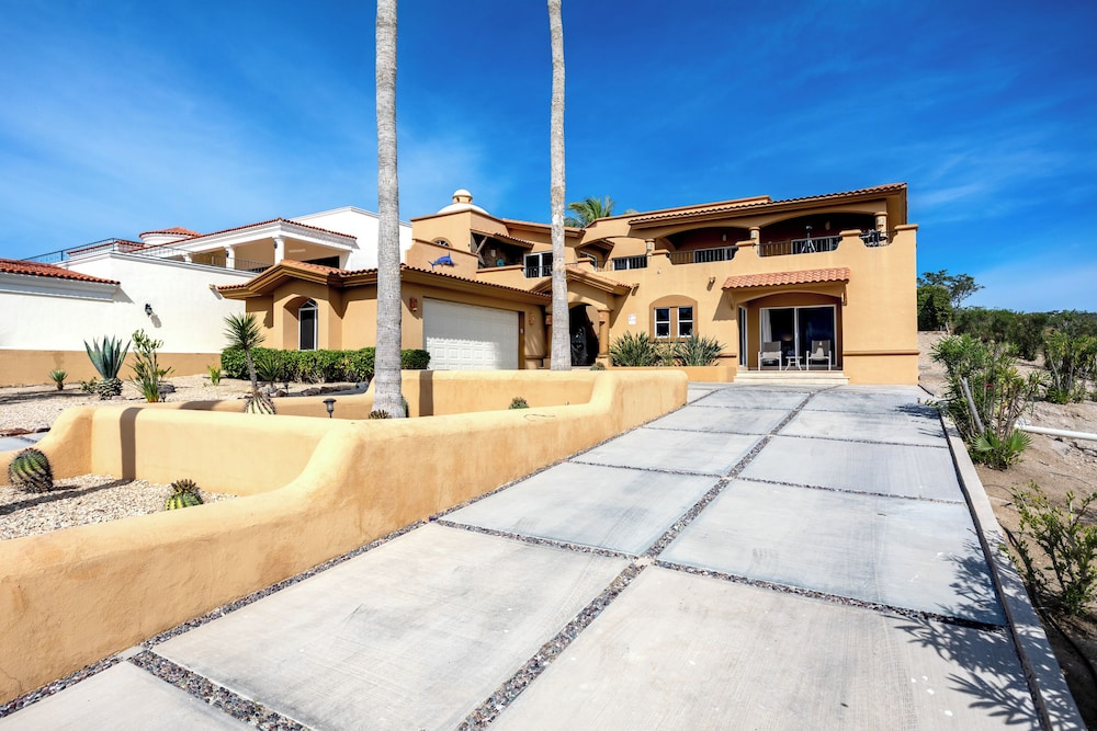 Steps to Sand: Ocean-view Cabo Home w/ Heated Pool