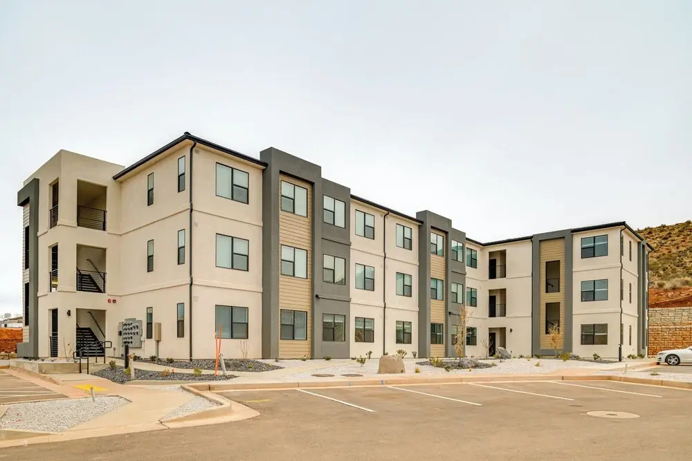 25 Mi to Zion: Rock 'n' Roll Condo w/ Mtn View!