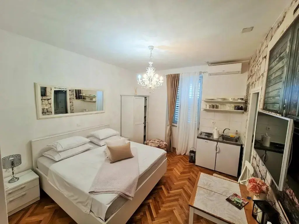 Deluxe Double Studio (full double bed)