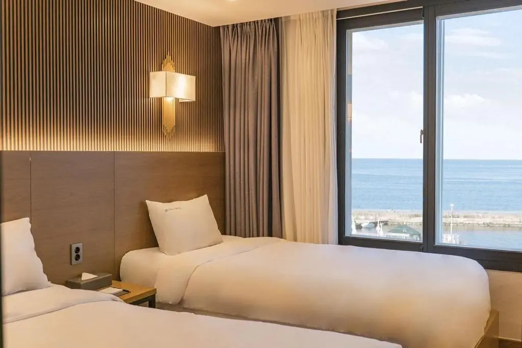 Deluxe Double room with sea view (twin beds)