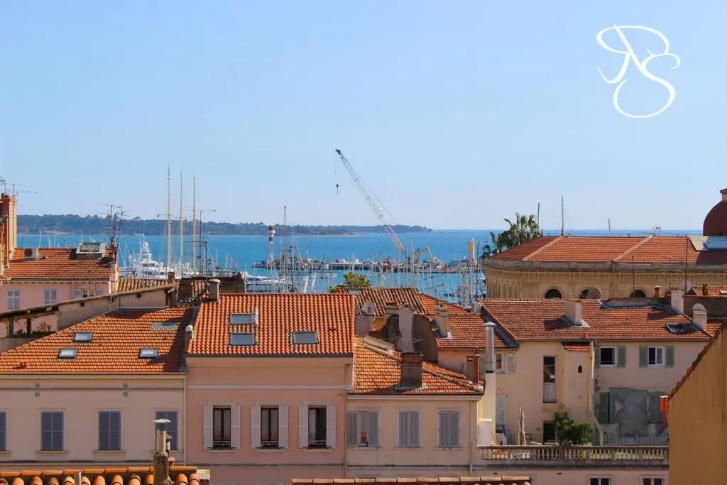 Beautiful 3 bedroom Sea view steps away from the Palais