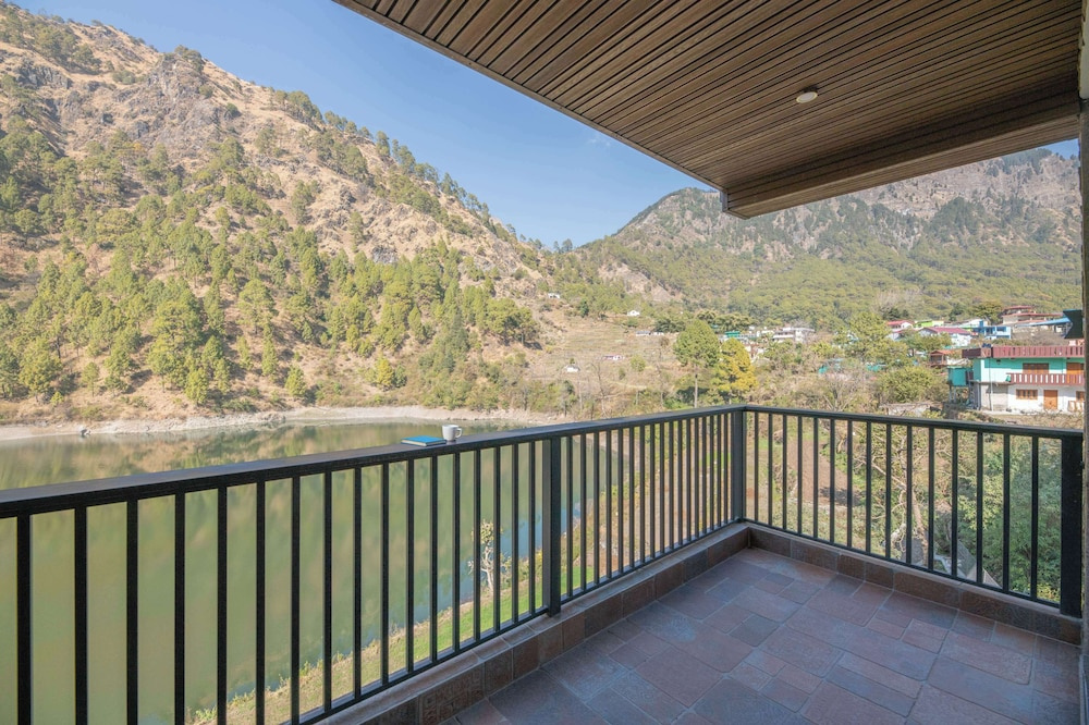 Alaya Stays Lakefront Escape 2BHK Suite