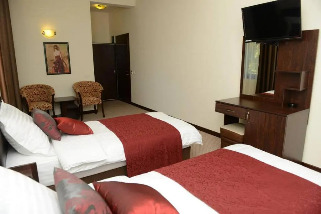 標準雙人房，設有露台及雙人床