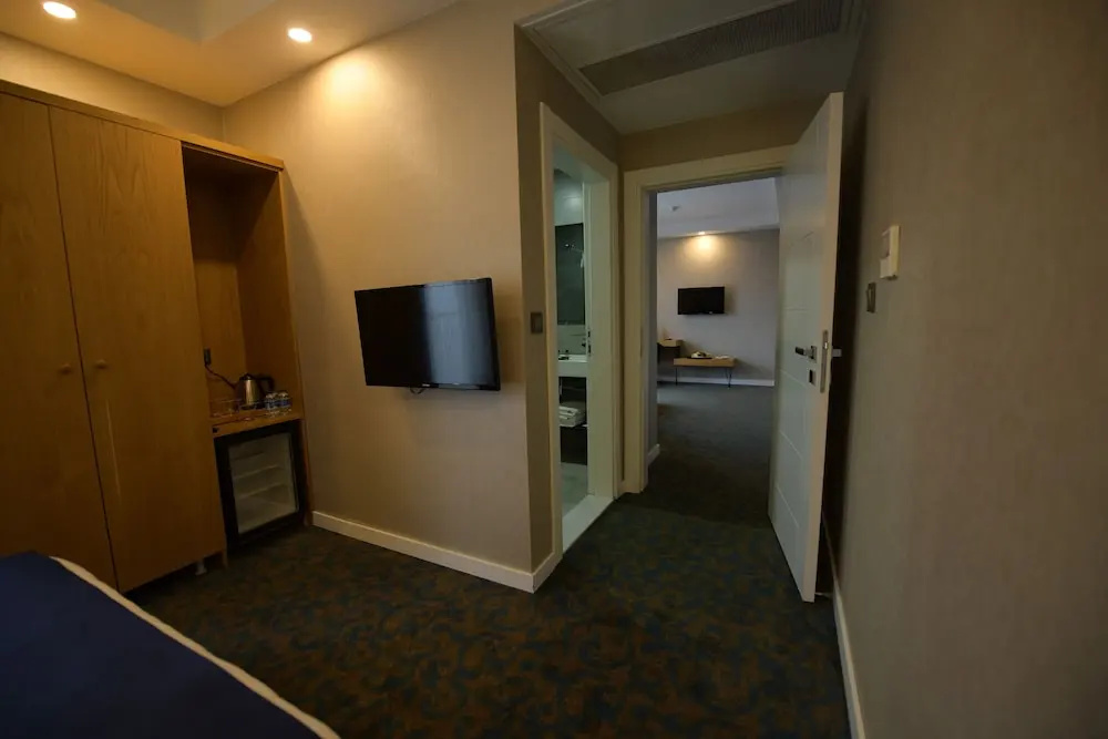 2 Bedrooms Standard Family room with city view