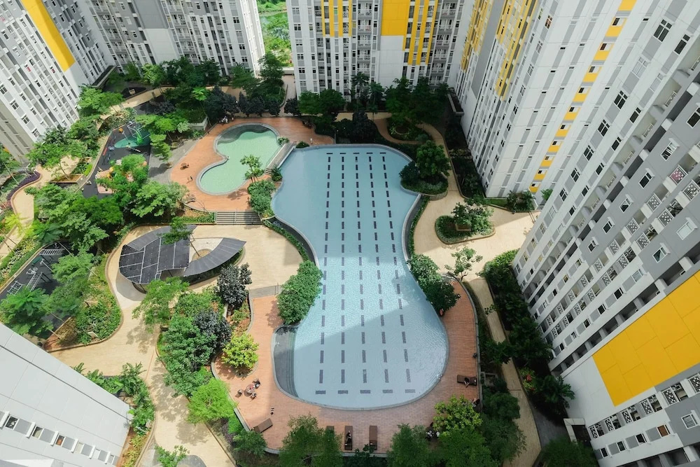 Pool View 2BR Apartment @ Springlake Summarecon