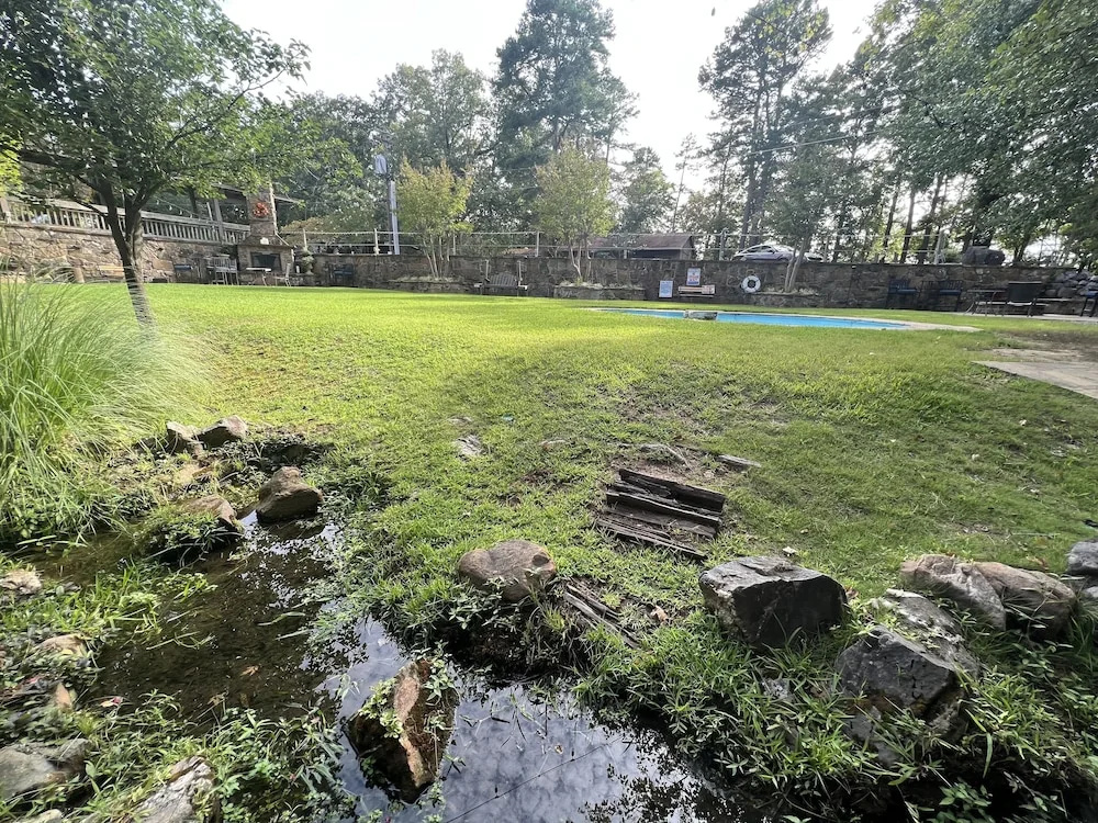 Lake view two bedroom, two bath log-sided, luxury Harbor North loft cottage with hot tub overlooking Lake Ouachita. by RedAwning
