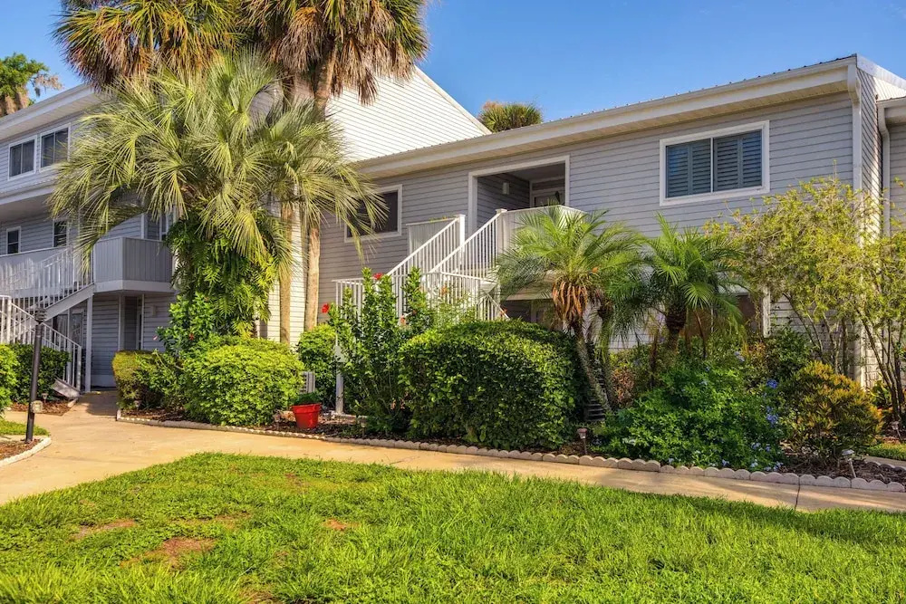Pool Access & Lanai: Riverfront Welaka Condo!