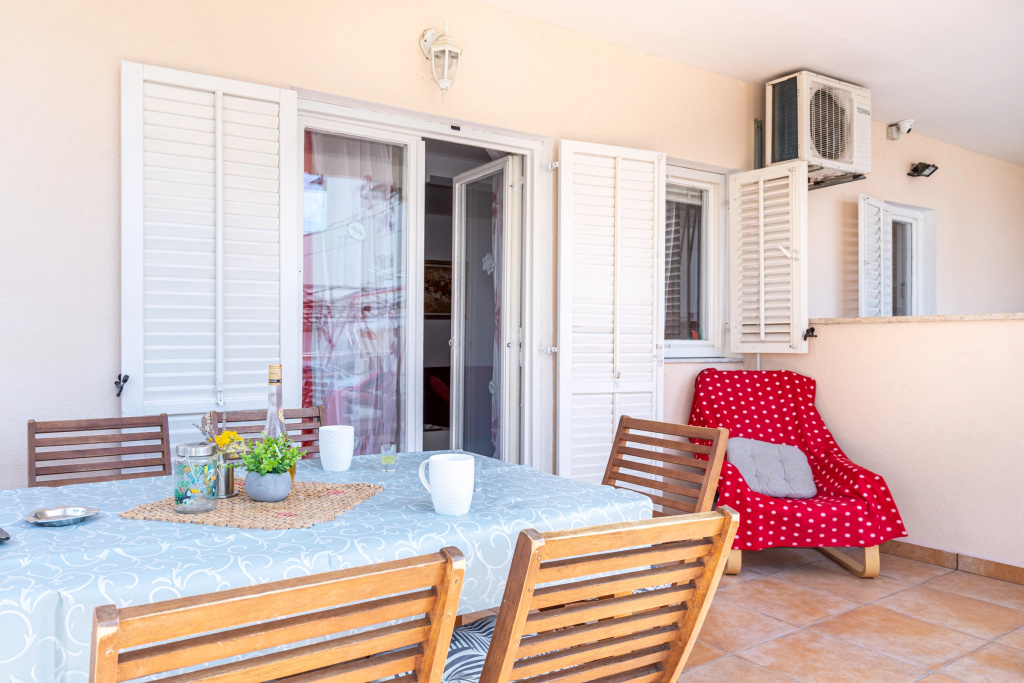 Beach Apartment Alenka Red