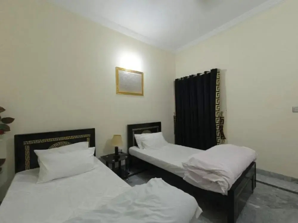 Room-room Cozy Guest Room in Rawalpindi