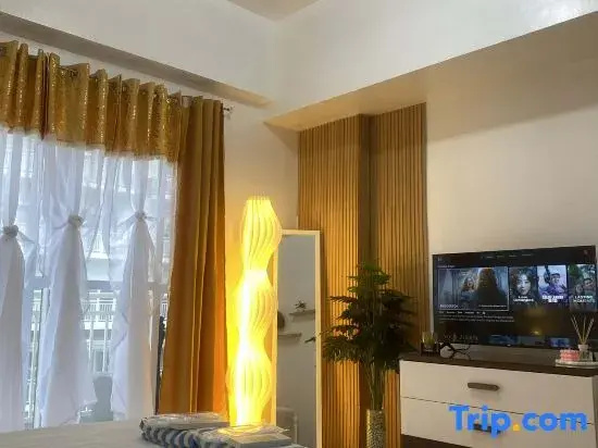 Amani by Hernz l With Balcony l Pool View l Rentals l Staycations l Airport