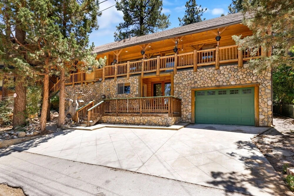 2031-fox Lodge 5 Bedroom Home by RedAwning