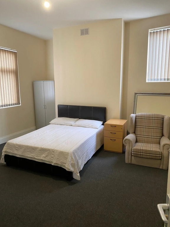 House Sleeps 6 With Parking