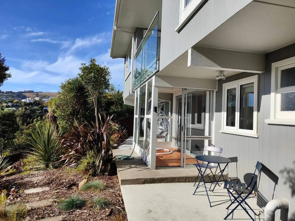 Newly Renovated Hillside Apartment Close To City
