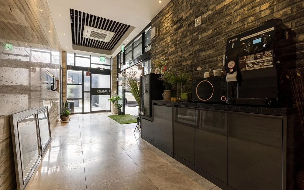 Lobby & Reception