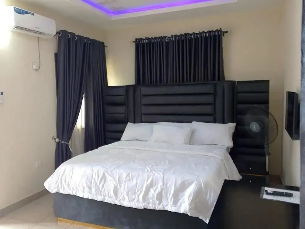 2 Bed - Sleeps 4 - Aircon - Free Parking