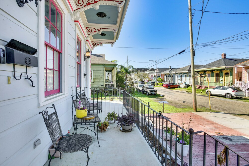 Walk to River & Nola Ferry: Algiers Point Home