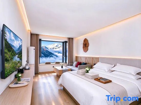 Qiyun Yayuan · Garden · Golden Sunrise on Snow Peak | Garden Homestay (Moxi Ancient Town, Hailuogou) in Luding