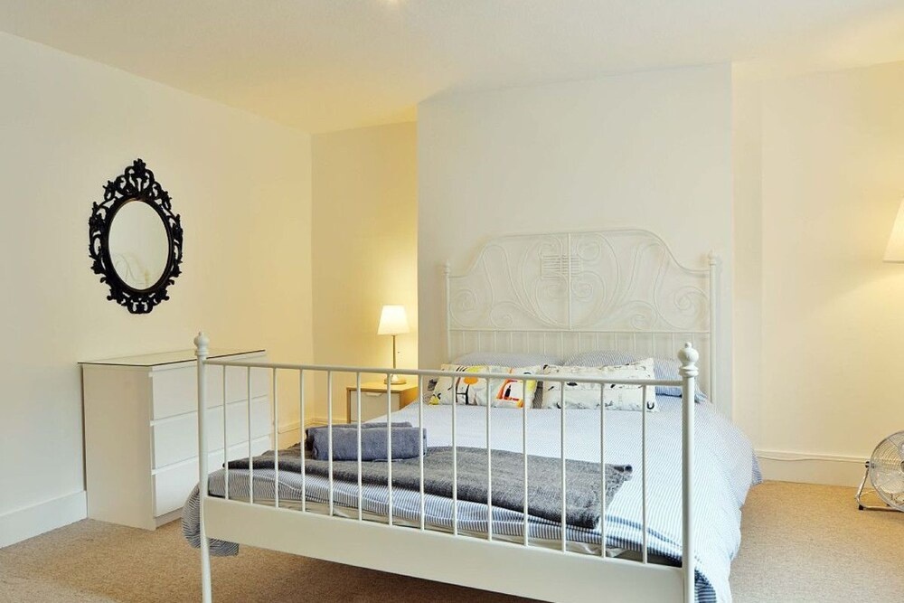 Quaint 3 bedroom garden flat in the heart of Camden Town.