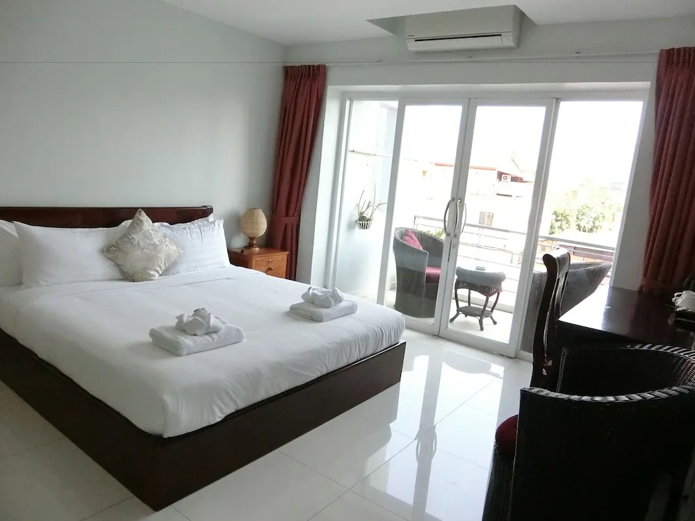 Deluxe Double room with balcony (full double bed)