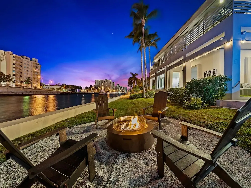 Intercostal beauty with heated pool + Spa!
