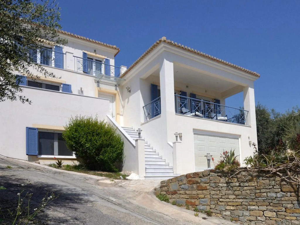 Beautiful villa on the bay of the cozy fishing village Finikounda, Peloponnese