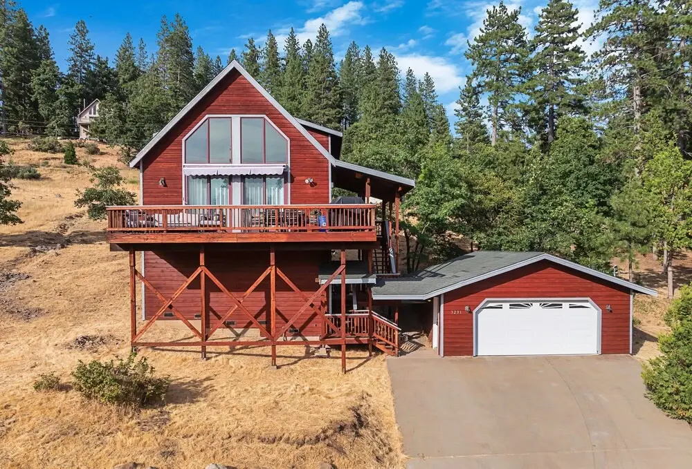 Prasad Retreat - Sunny Home W/ Deck & Air Hockey 3 Bedroom Home by Bear Valley Vacation Rentals