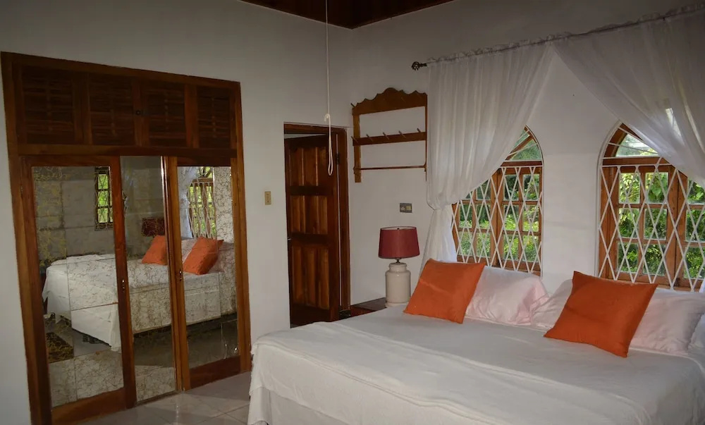 3 Bedrooms Family Cottage with courtyard view