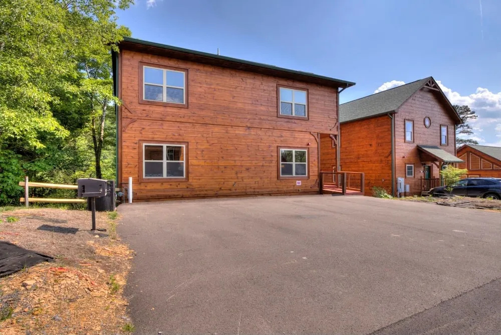 5 Master Suites 5 6bath Cabin 5 min to Gsmnp